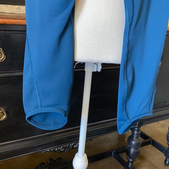 Athleta Cropped Leggings w/ pockets - Picture 6 of 9